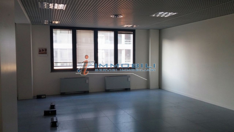 Immagine 18 di Ufficio in affitto  in VIA SILE a Milano