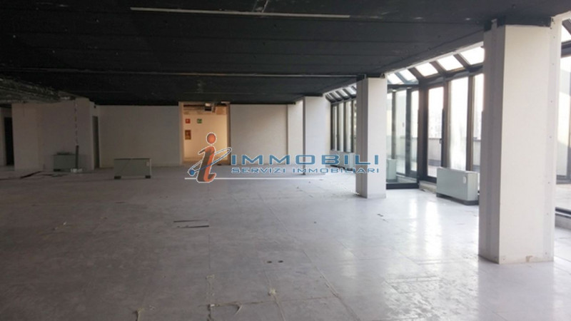 Immagine 22 di Ufficio in affitto  in VIA SILE a Milano