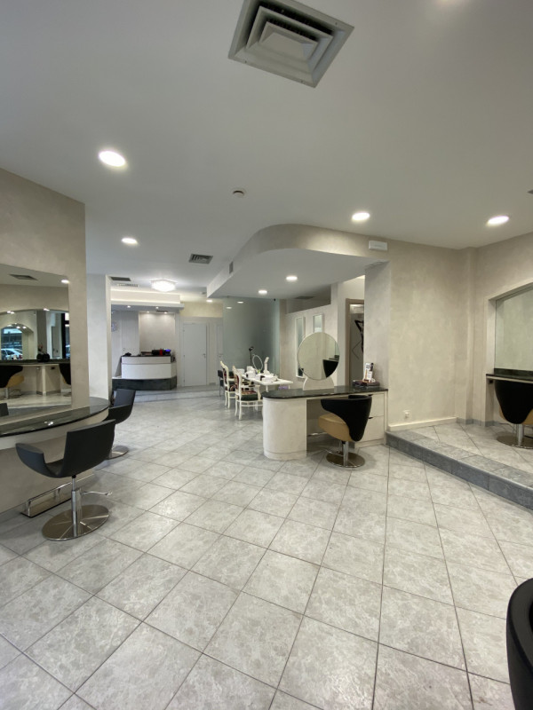 Immagine 8 di Negozio in vendita  in via degli scrovegni a Padova