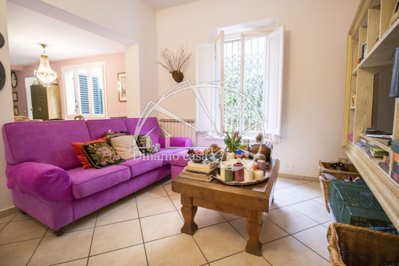 Immagine 2 di Casa indipendente in vendita  a Prato