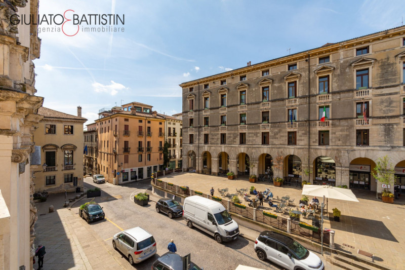Immagine 2 di Appartamento in vendita  in PIAZZA BIADE 22 a Vicenza