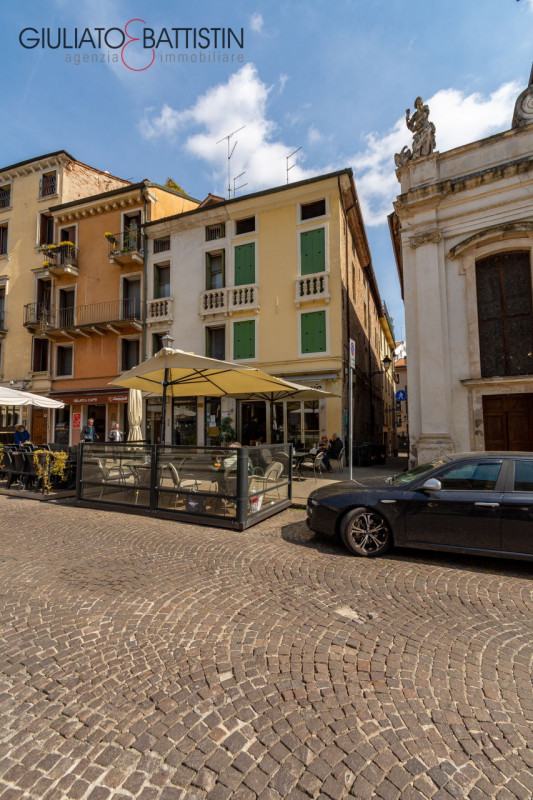 Immagine 4 di Appartamento in vendita  in PIAZZA BIADE 22 a Vicenza