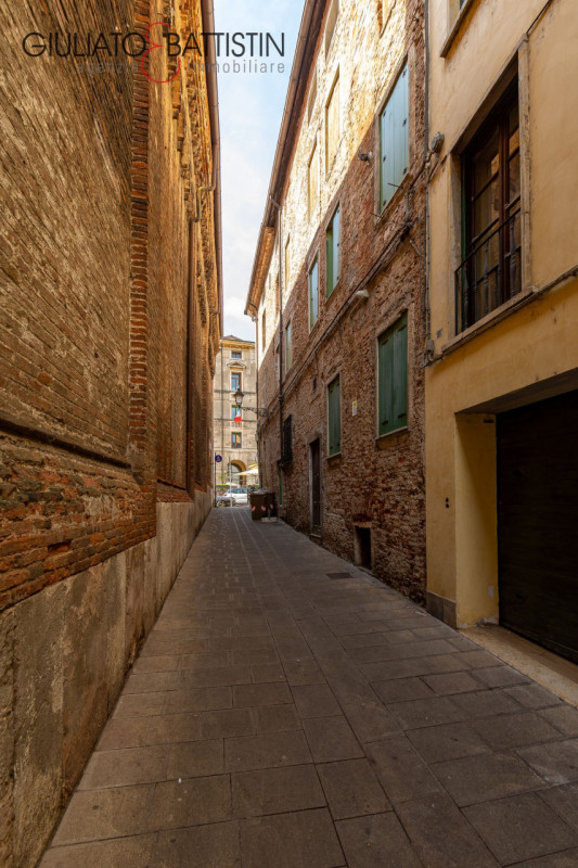 Immagine 11 di Appartamento in vendita  in PIAZZA BIADE 22 a Vicenza