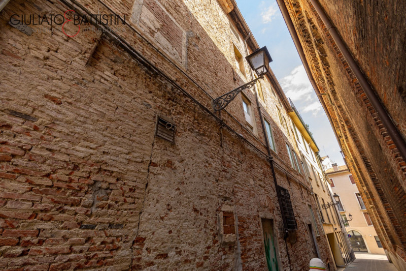 Immagine 12 di Appartamento in vendita  in PIAZZA BIADE 22 a Vicenza