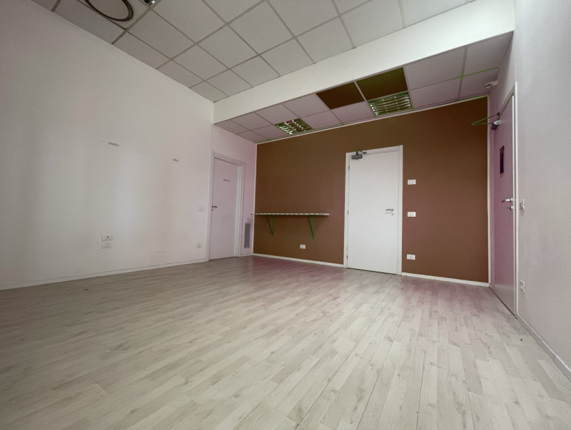 Immagine 5 di Negozio in vendita  in via brescia a Torri Di Quartesolo