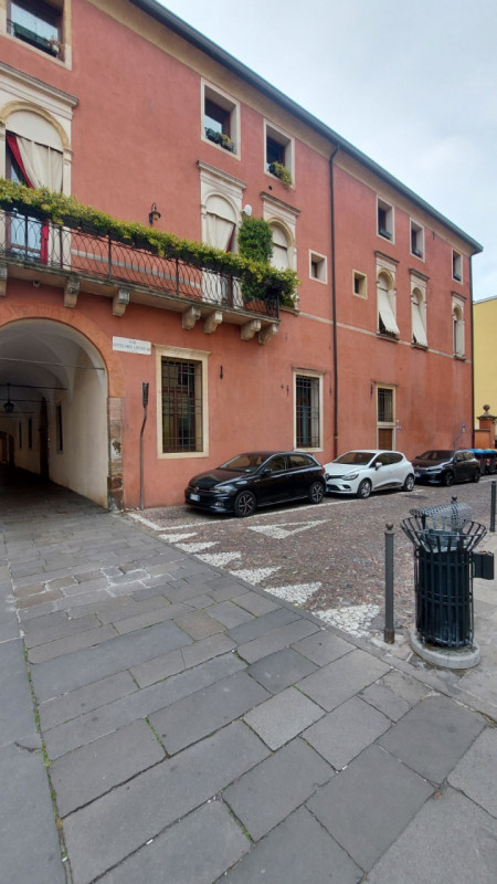Immagine 2 di Appartamento in vendita  in via Savonarola a Padova