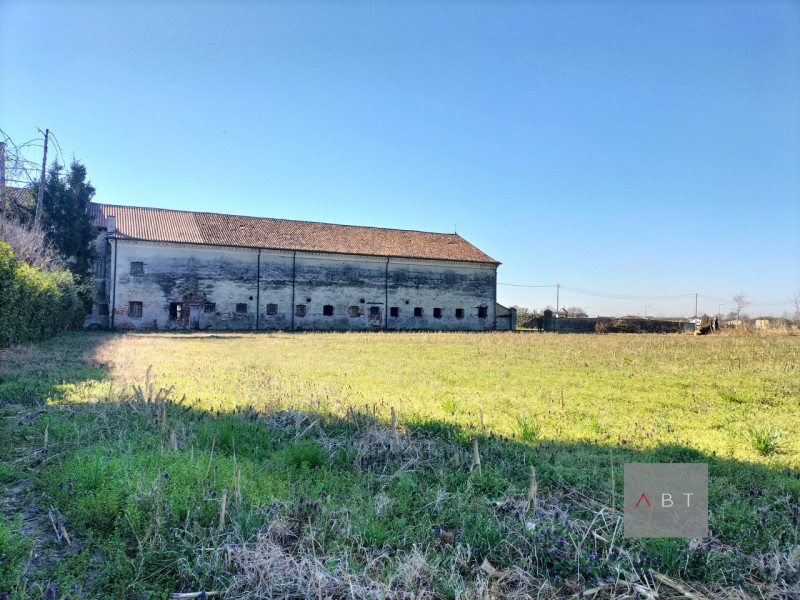 Immagine 5 di Rustico / casale in vendita  a San Pietro In Gu