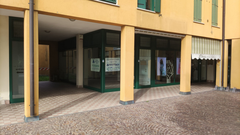 Immagine 2 di Negozio in affitto  in Piazzetta Carlo Cattaneo a Campo San Martino