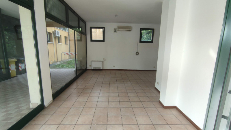 Immagine 4 di Negozio in affitto  in Piazzetta Carlo Cattaneo a Campo San Martino