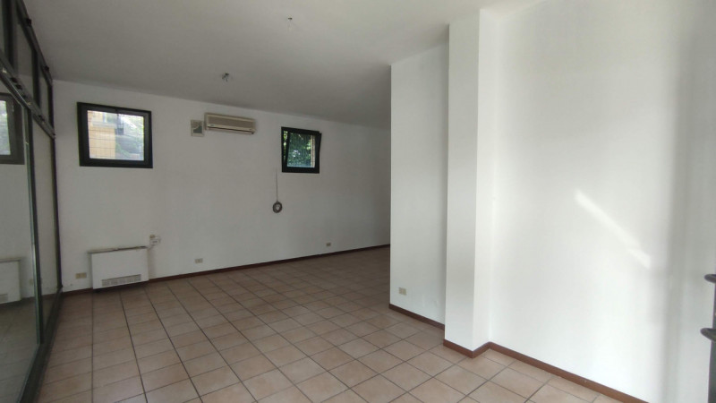 Immagine 5 di Negozio in affitto  in Piazzetta Carlo Cattaneo a Campo San Martino