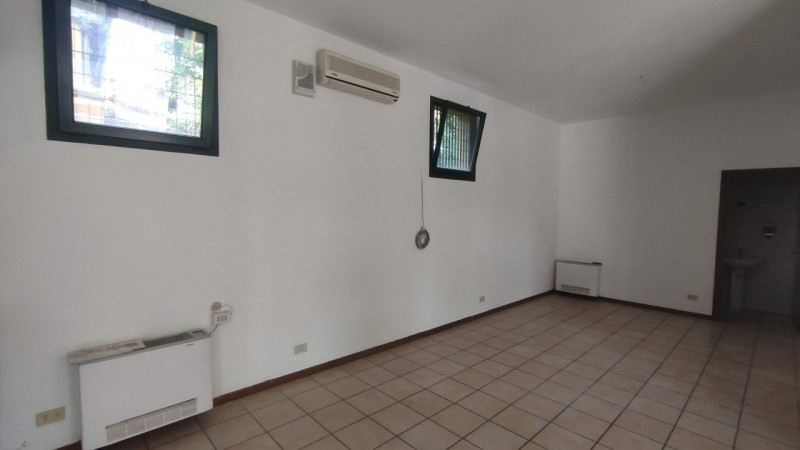 Immagine 6 di Negozio in affitto  in Piazzetta Carlo Cattaneo a Campo San Martino