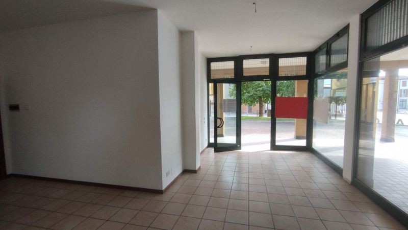 Immagine 8 di Negozio in affitto  in Piazzetta Carlo Cattaneo a Campo San Martino