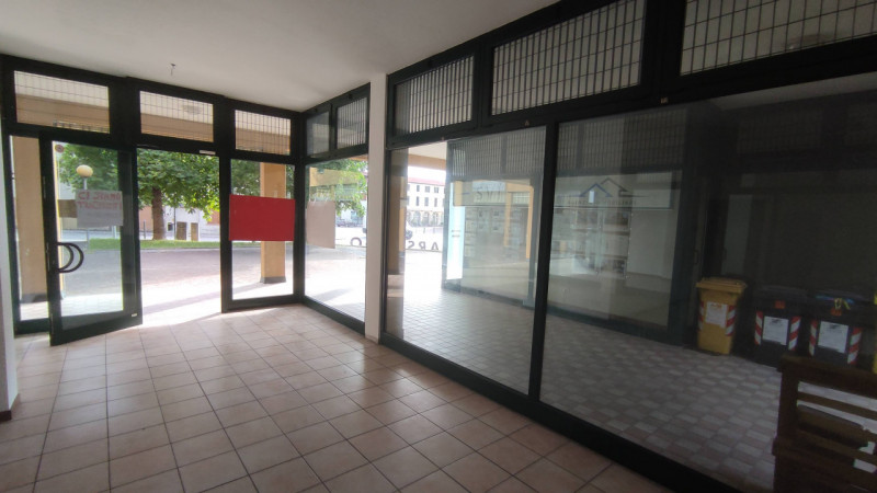 Immagine 9 di Negozio in affitto  in Piazzetta Carlo Cattaneo a Campo San Martino