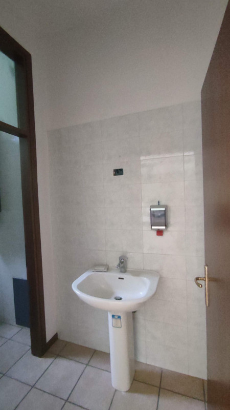 Immagine 10 di Negozio in affitto  in Piazzetta Carlo Cattaneo a Campo San Martino