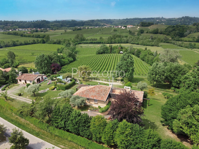 Immagine 4 di Villa in vendita  in via Mangesa a Conegliano