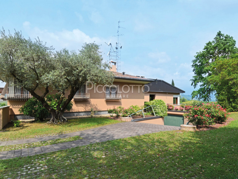 Immagine 42 di Villa in vendita  in via Mangesa a Conegliano