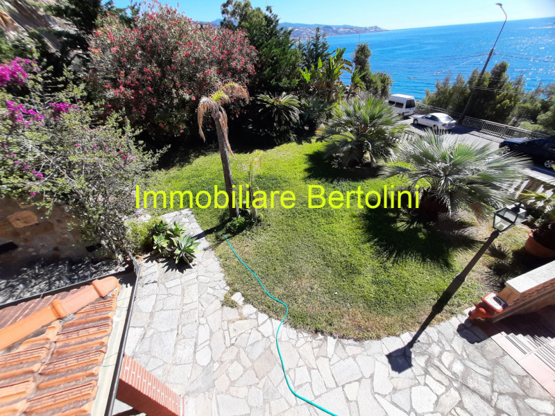 Immagine 24 di Villa in affitto  in c.so marconi a San Remo
