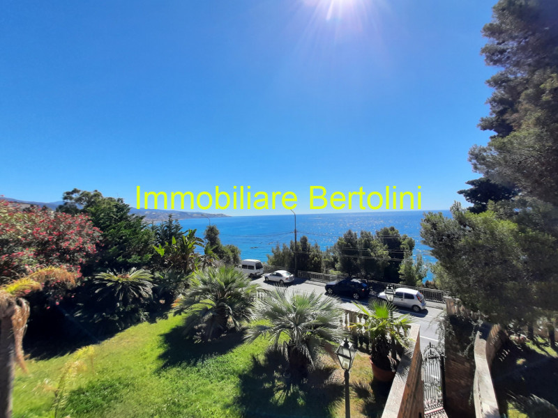 Immagine 25 di Villa in affitto  in c.so marconi a San Remo