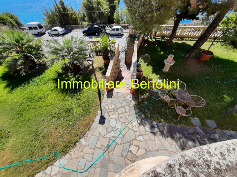 Immagine 28 di Villa in affitto  in c.so marconi a San Remo