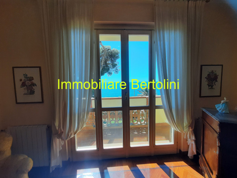 Immagine 29 di Villa in affitto  in c.so marconi a San Remo