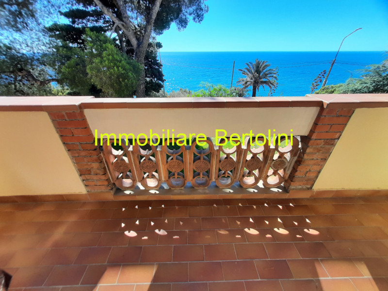 Immagine 30 di Villa in affitto  in c.so marconi a San Remo