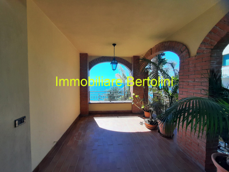 Immagine 38 di Villa in affitto  in c.so marconi a San Remo