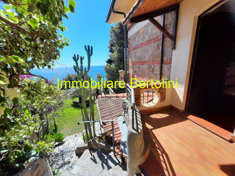 Immagine 42 di Villa in affitto  in c.so marconi a San Remo