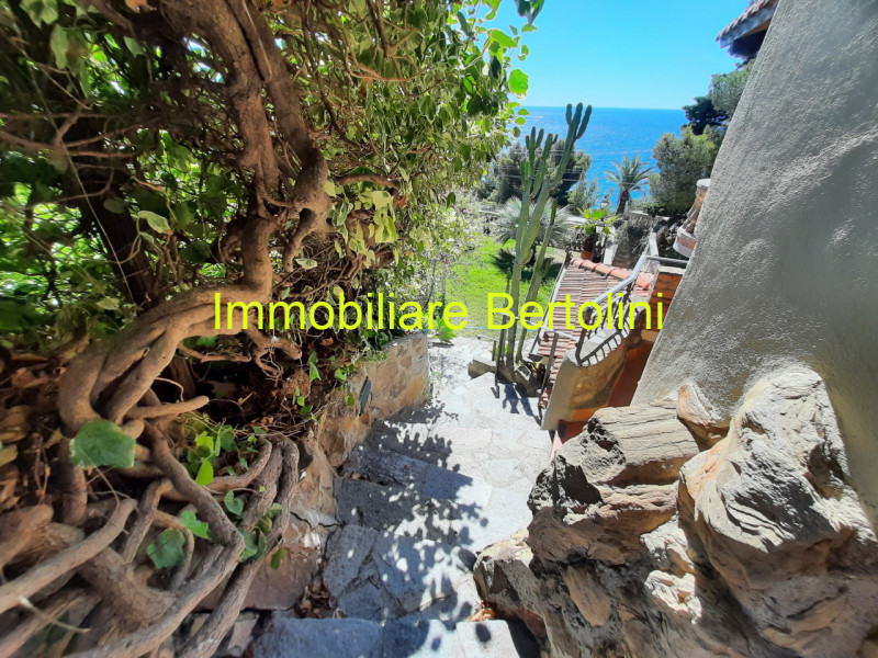 Immagine 63 di Villa in affitto  in c.so marconi a San Remo