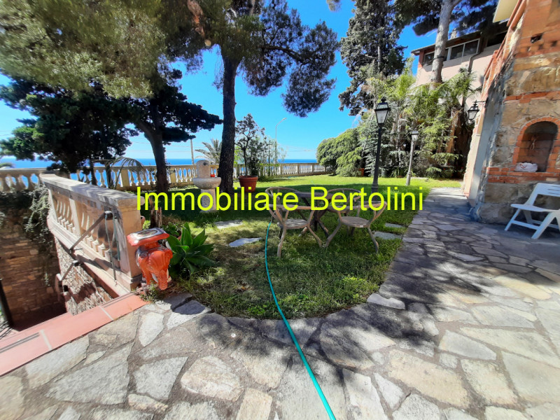 Immagine 68 di Villa in affitto  in c.so marconi a San Remo