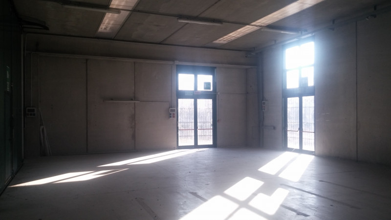 Immagine 3 di Magazzino in vendita  in STRADA DEI BOSCHI a Villasanta