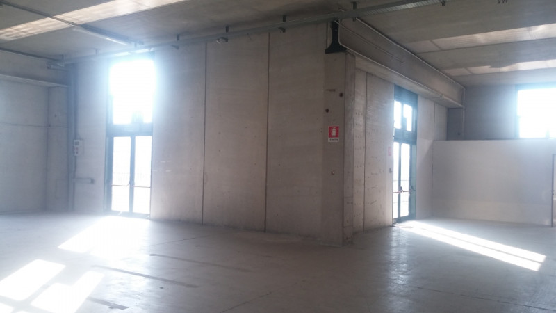 Immagine 4 di Magazzino in vendita  in STRADA DEI BOSCHI a Villasanta