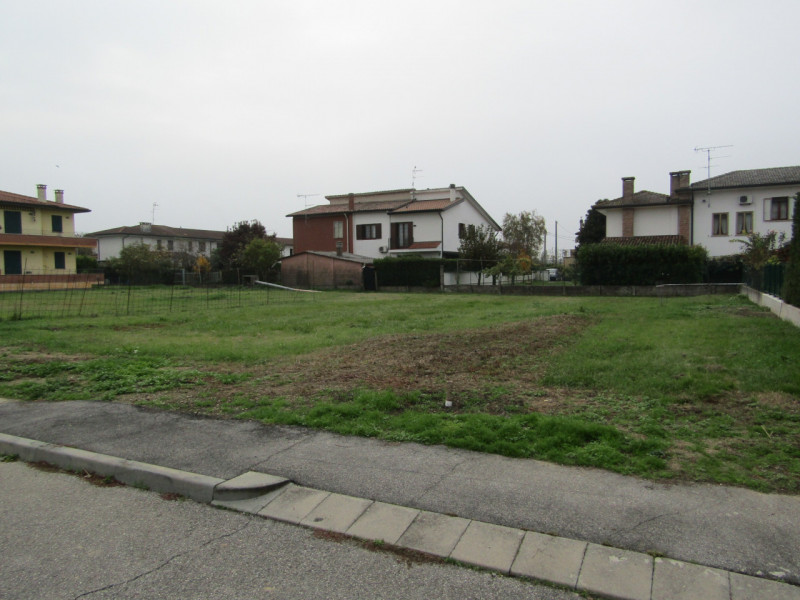 Immagine 3 di Terreno in vendita  a Rovigo