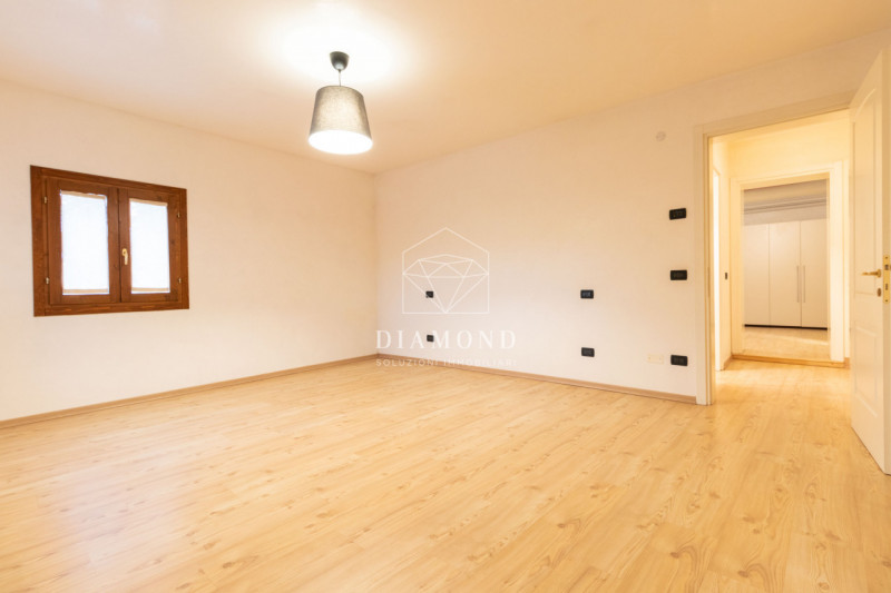 Immagine 25 di Appartamento in affitto  in Via Feltrina Centro a Montebelluna