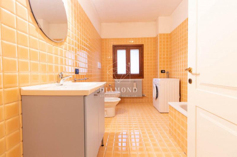 Immagine 26 di Appartamento in affitto  in Via Feltrina Centro a Montebelluna