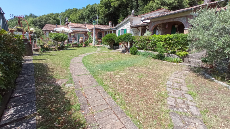 Immagine 4 di Villa in vendita  in via del frate cercatore a Perugia