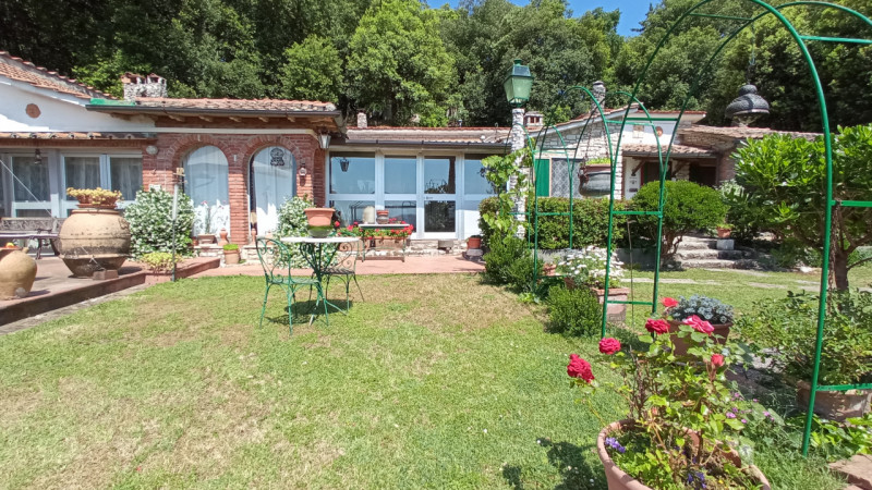 Immagine 13 di Villa in vendita  in via del frate cercatore a Perugia