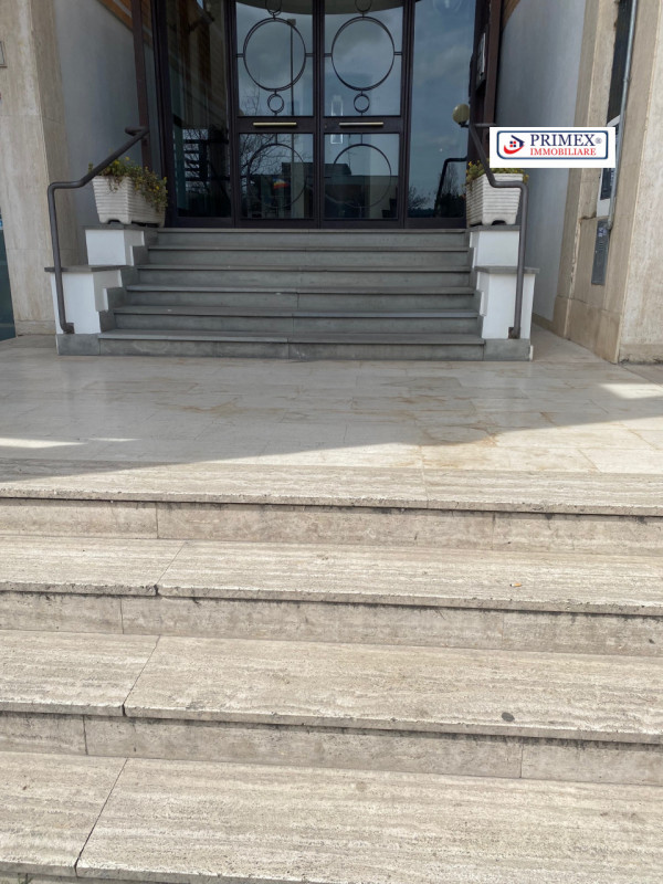 Immagine 2 di Ufficio in affitto  in via benedetto croce a Roma