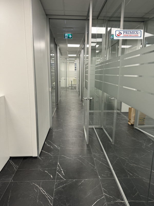 Immagine 13 di Ufficio in affitto  in via benedetto croce a Roma