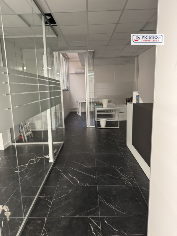 Immagine 15 di Ufficio in affitto  in via benedetto croce a Roma