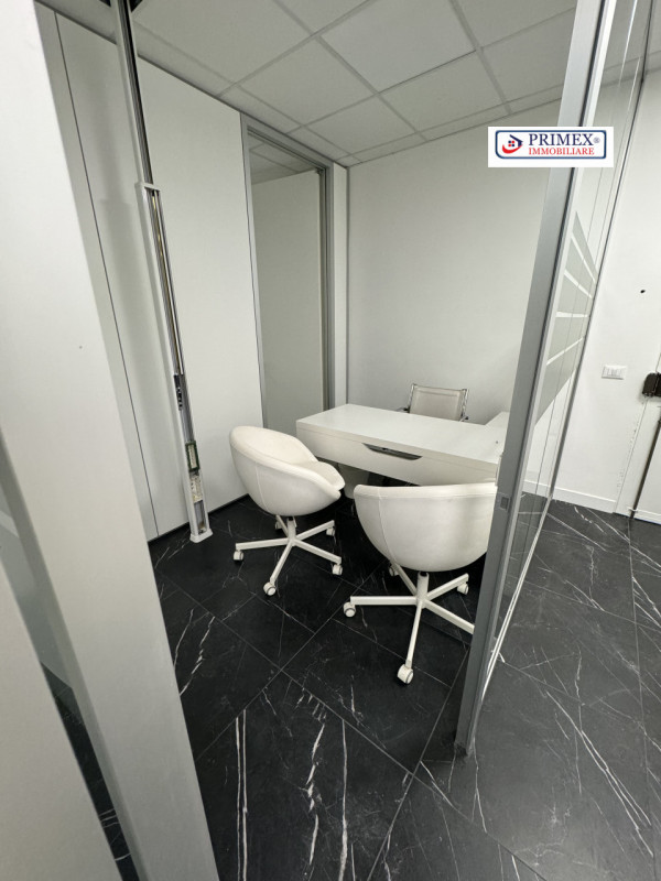 Immagine 17 di Ufficio in affitto  in via benedetto croce a Roma