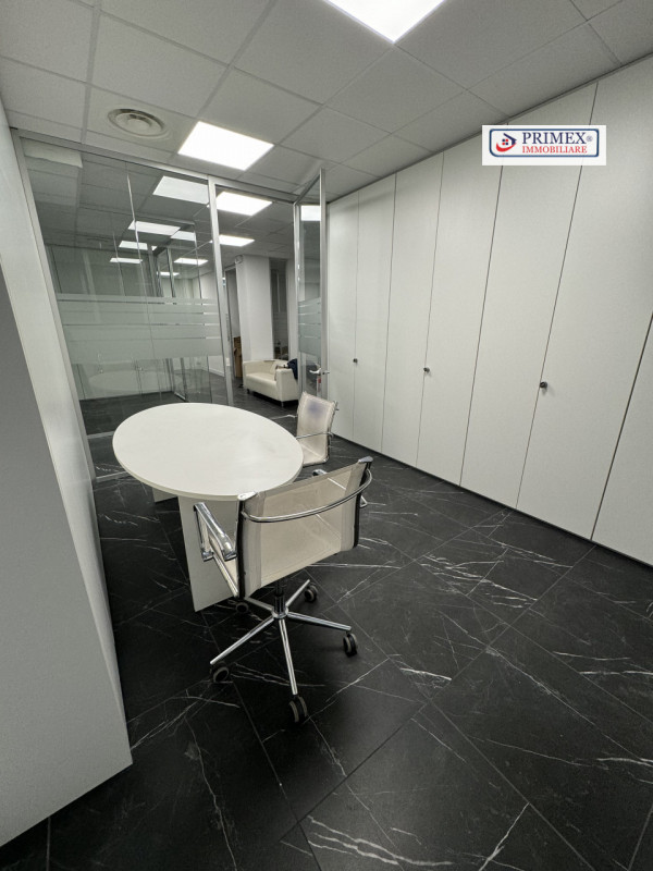 Immagine 26 di Ufficio in affitto  in via benedetto croce a Roma