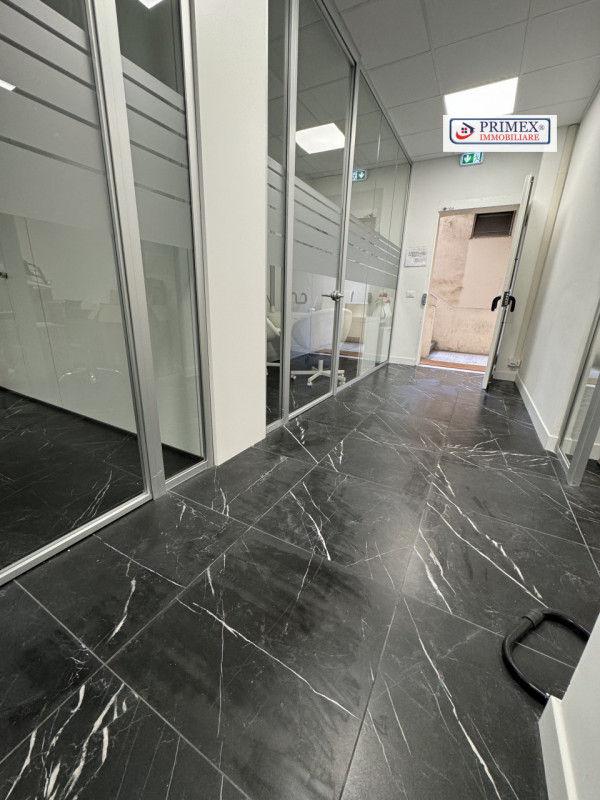 Immagine 37 di Ufficio in affitto  in via benedetto croce a Roma