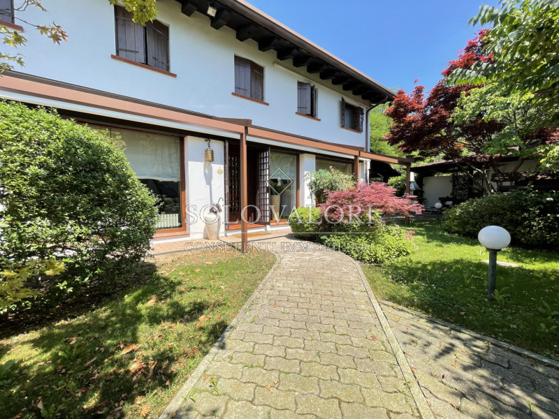 Immagine 12 di Casa bifamiliare in vendita  a Castelfranco Veneto