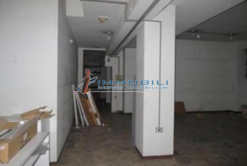Immagine 1 di Magazzino in vendita  in VIA LOMAZZO PAOLO a Milano