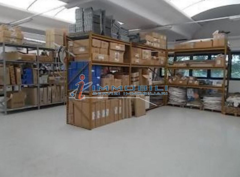 Immagine 2 di Laboratorio in vendita  in VIA GIOIA F. a Villasanta