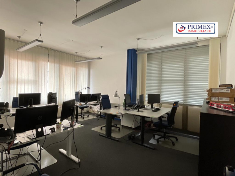 Immagine 3 di Ufficio in affitto  in VIA CORNELIO MAGNI a Roma