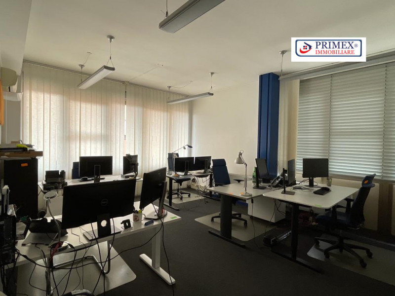 Immagine 4 di Ufficio in affitto  in VIA CORNELIO MAGNI a Roma