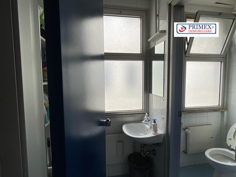 Immagine 18 di Ufficio in affitto  in VIA CORNELIO MAGNI a Roma