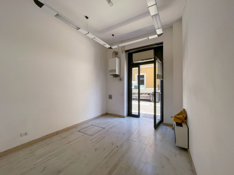 Immagine 2 di Negozio in vendita  in Via Duomo a Legnago