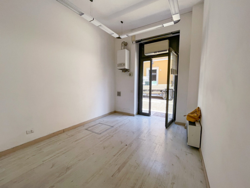 Immagine 3 di Negozio in vendita  in Via Duomo a Legnago